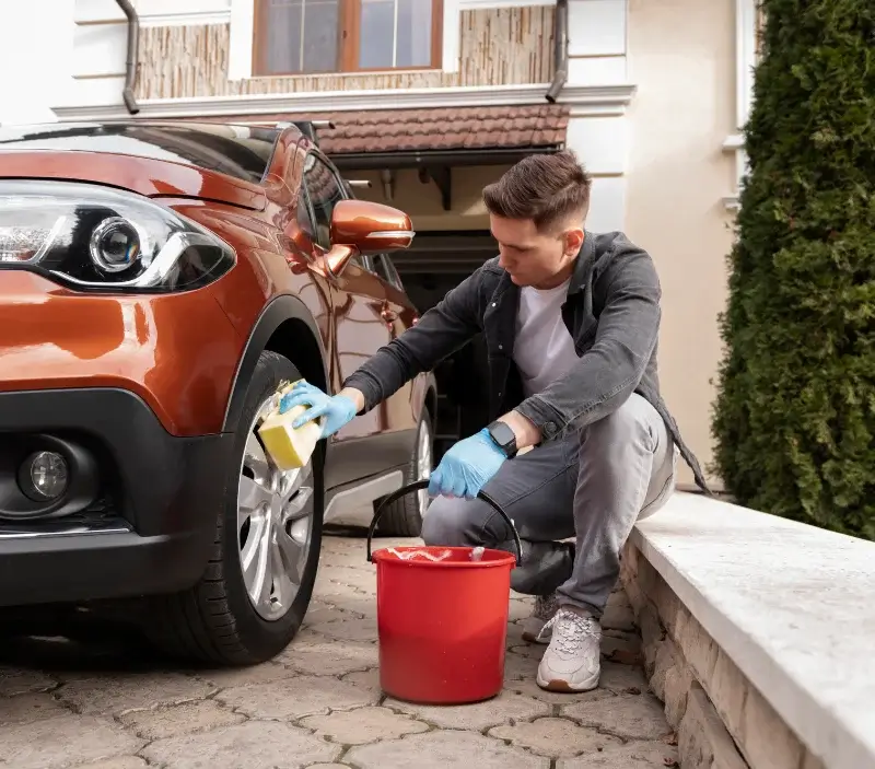 Lavage auto à domicile Sainghin-en-Weppes : professionnel intervenant sur un véhicule